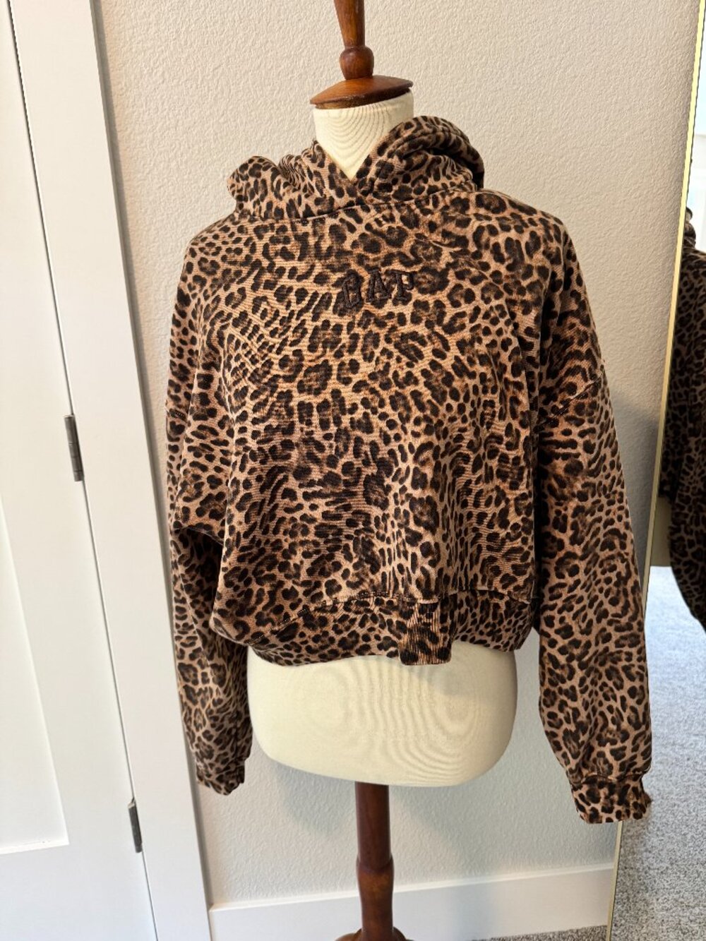 GAP Leopard Print Cropped Logo Hoodie Sweatshirt Size M Brown Animal Print